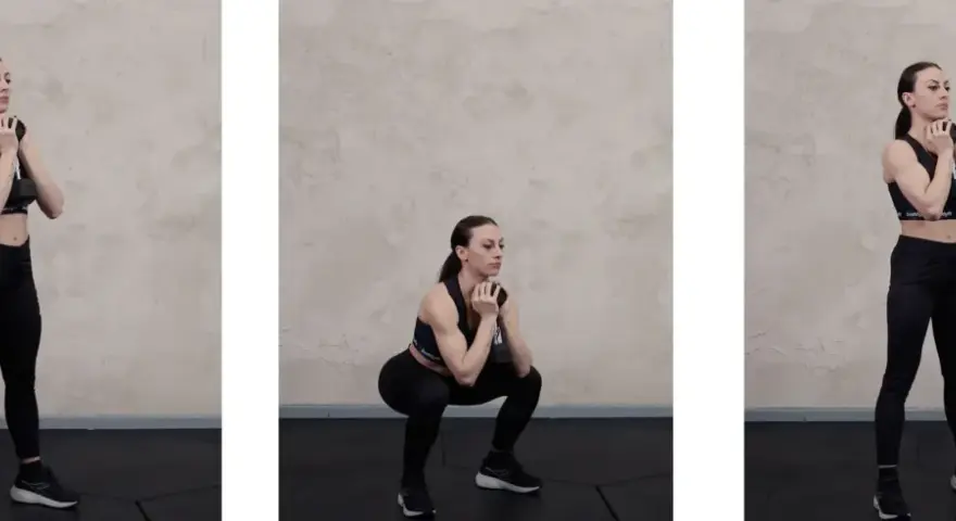 Donna esegue goblet squat con rialzo, tenendo un manubrio. Tre pose mostrano l'esercizio: posizione iniziale, discesa e risalita.
