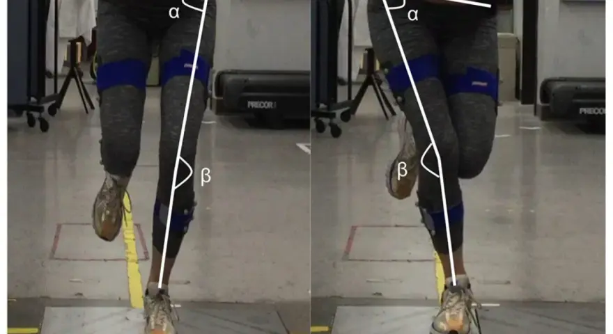 Gambe di una persona durante un hop test, con angoli α e β misurati per analizzare il movimento.