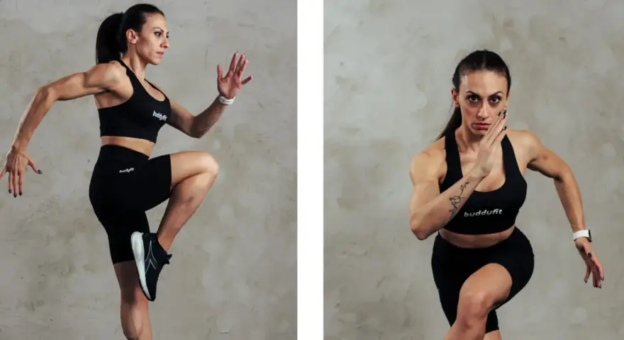 Donna in abbigliamento sportivo nero esegue un esercizio di corsa sul posto, stimolando il metabolismo anaerobico.