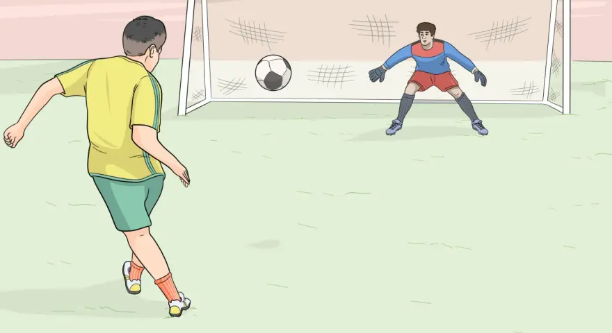 Ragazzo in maglia gialla pronto a calciare la palla verso la porta, con il portiere in posizione.
