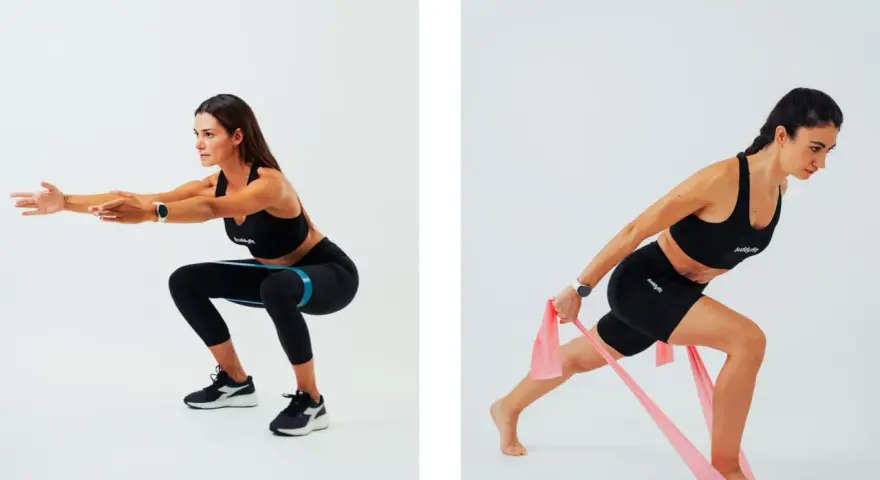 Donna esegue squat con elastico per allenare i muscoli estensori gamba. Poi affondo con elastico rosa.