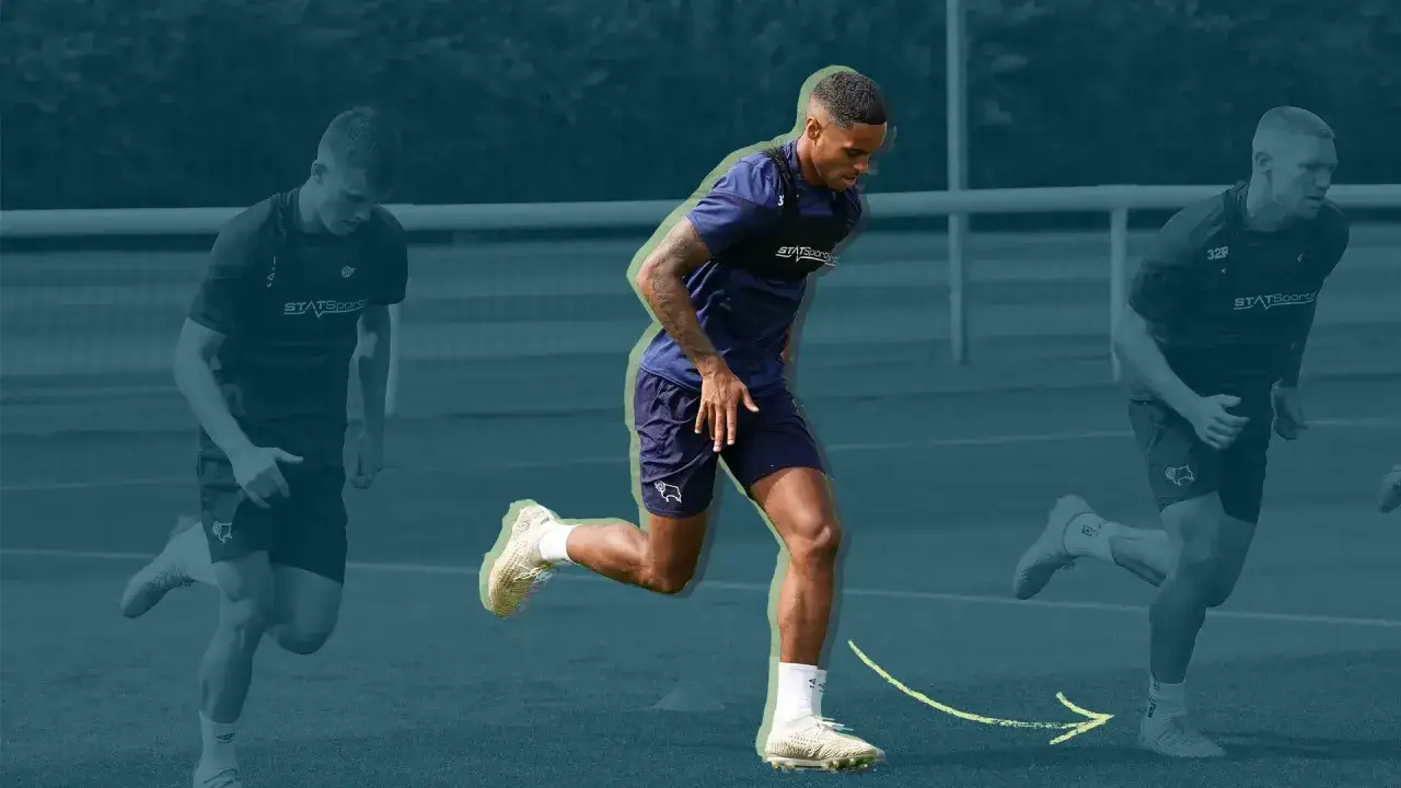 Giocatori di calcio in allenamento, con un focus sul lavoro intermittente. Si allenano su un campo da calcio.