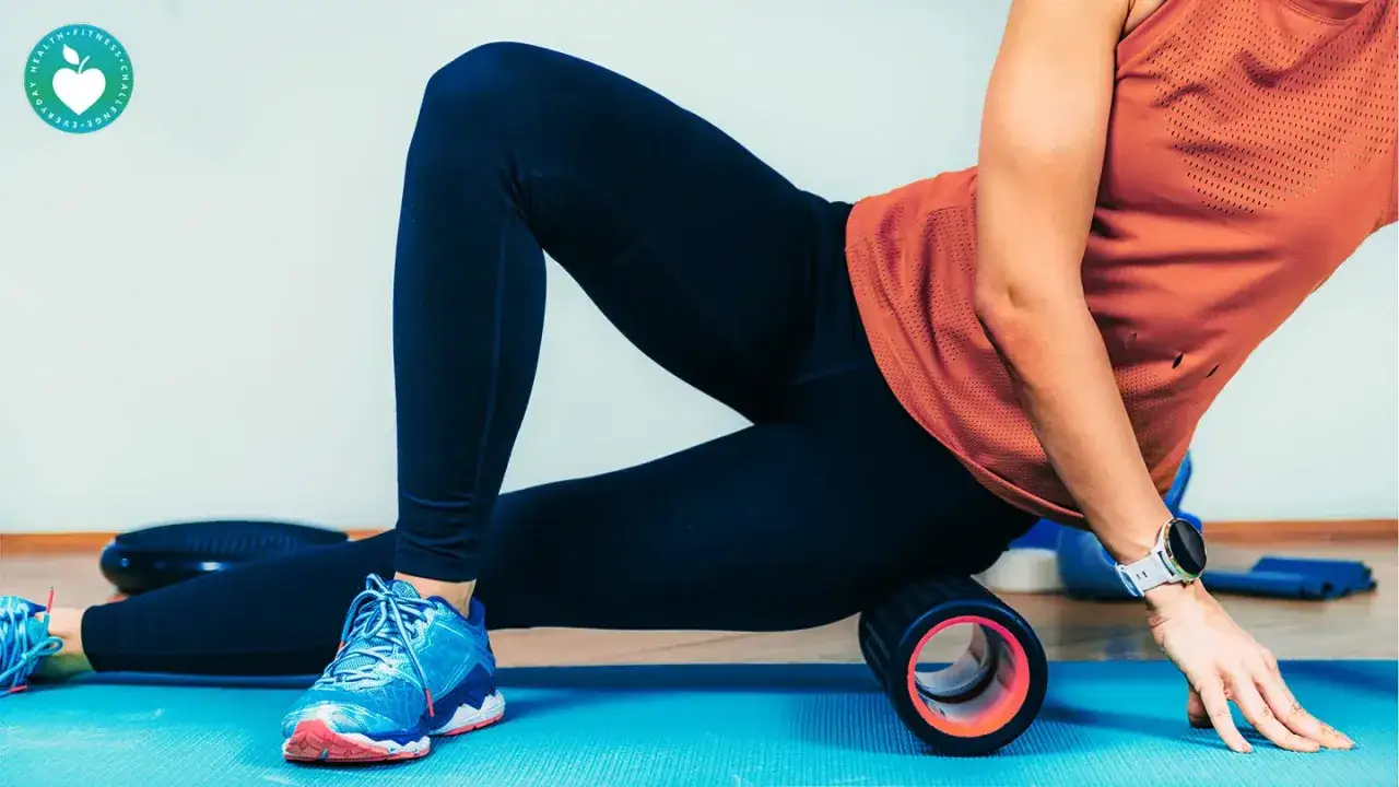 Donna usa un foam roller per alleviare il dolore alle gambe dopo l'allenamento.
