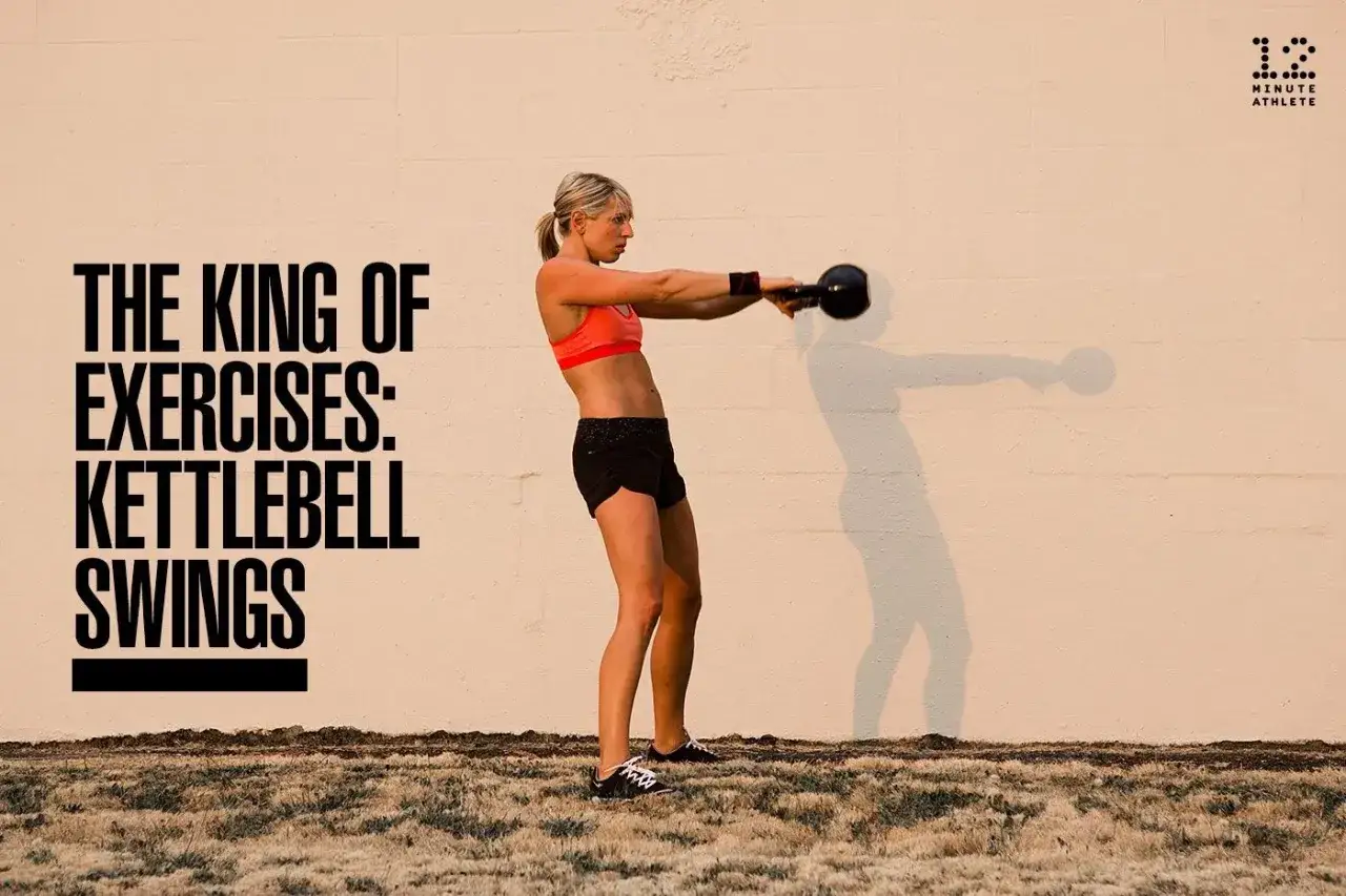 Donna esegue un kettlebell swing, un esercizio che offre numerosi benefici per tutto il corpo.
