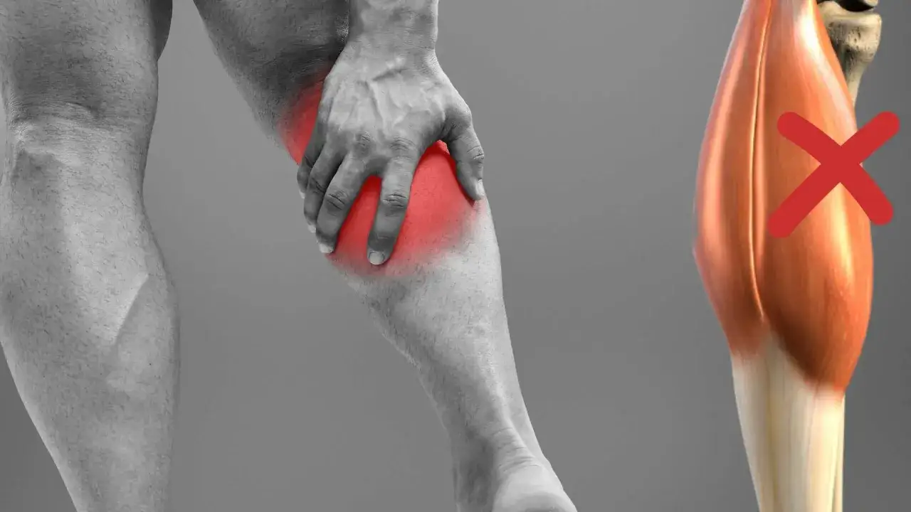 Uomo con mano sulla gamba, evidenziata in rosso, per indicare una contrattura muscolare. A destra, un muscolo con una croce rossa.
