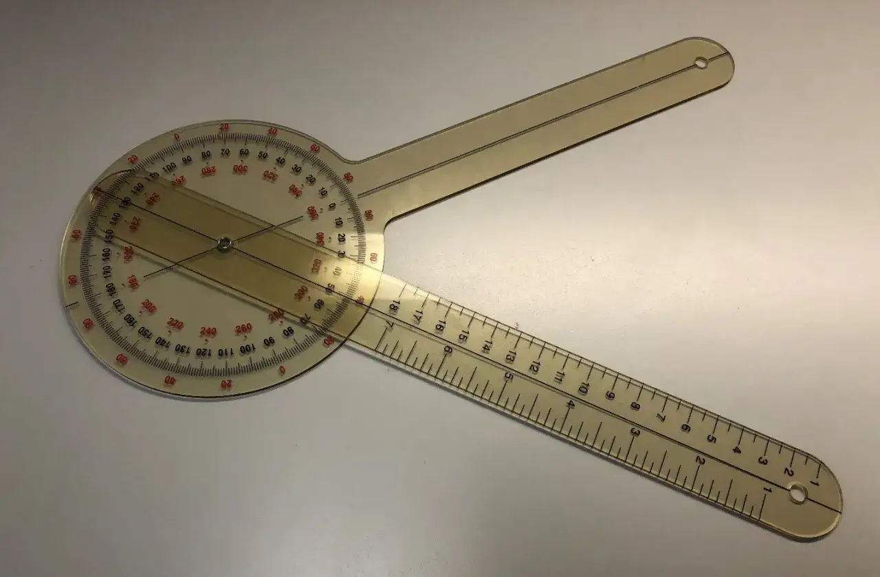 Goniometro trasparente con scale graduate per misurare il rom articolare.