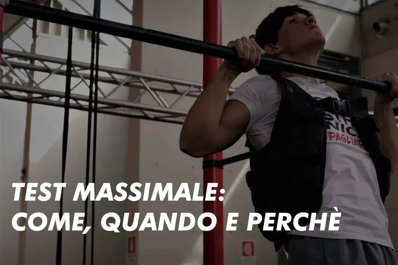 Uomo con giubbotto zavorrato esegue trazioni alla sbarra. Test massimale: come, quando e perch&eacute;.