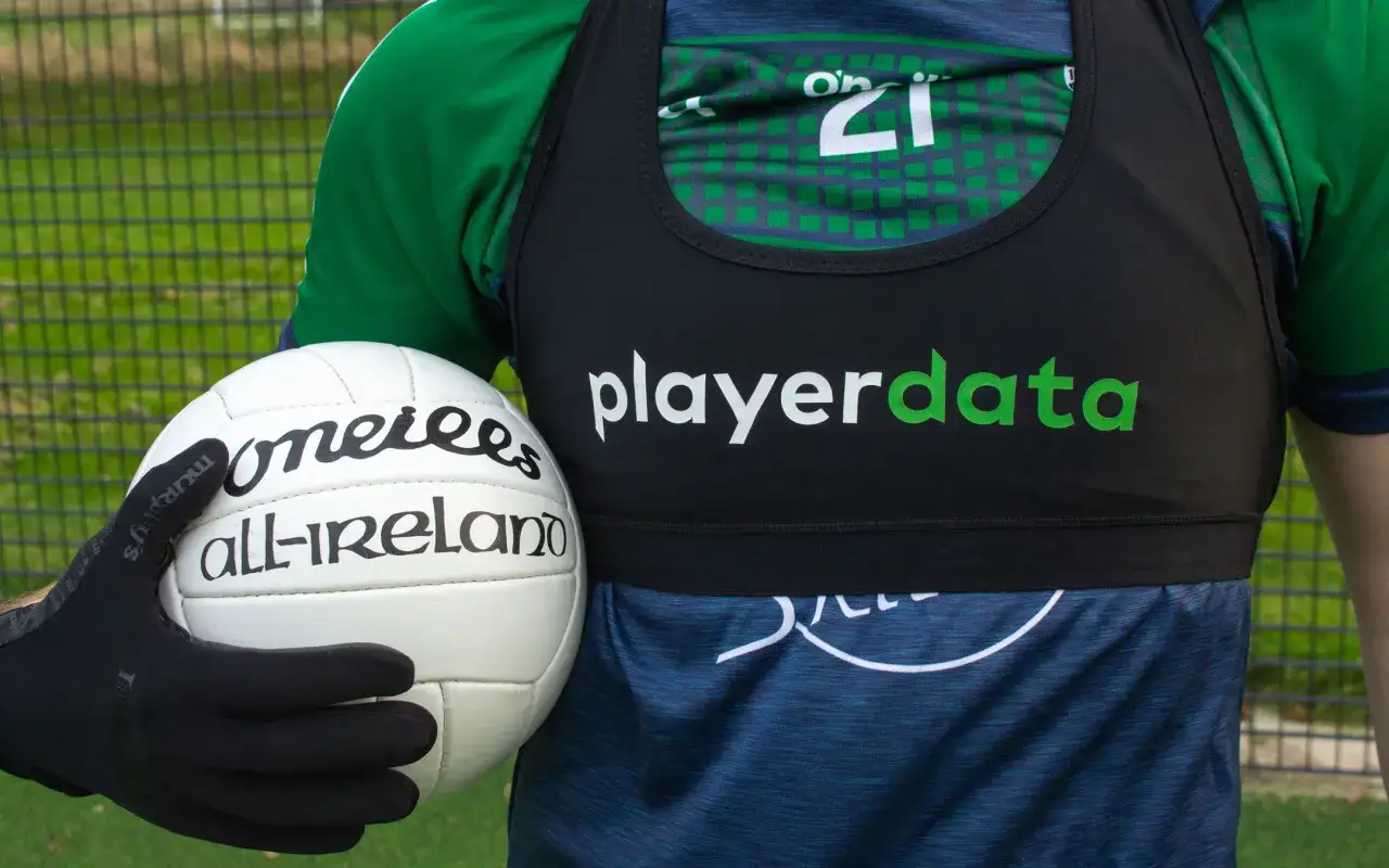 La pettorina dei calciatori, con il logo 