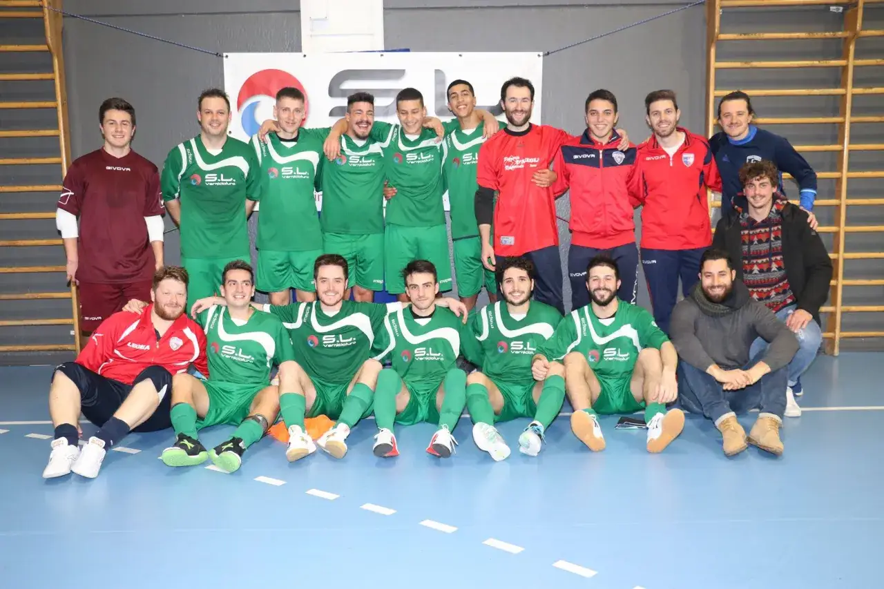 Squadra di calcio posa per una foto di gruppo. La marcatura a uomo &egrave; evidente nella loro preparazione per la partita.