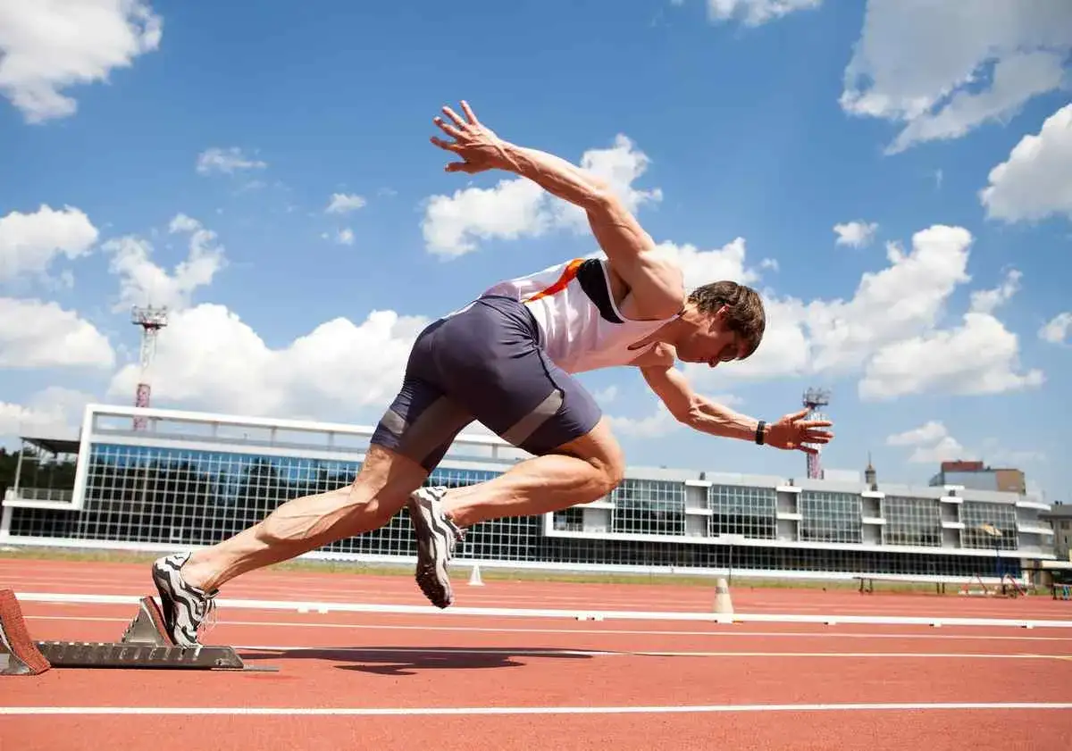Atleta in partenza, sfrutta il metabolismo anaerobico alattacido per la massima potenza esplosiva.
