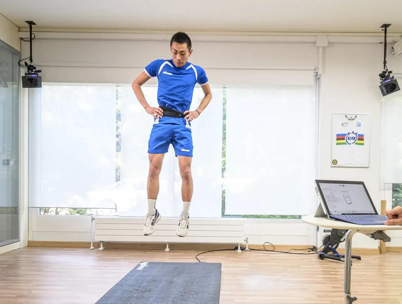 Atleta esegue un sargent test, saltando in alto per misurare la sua potenza.