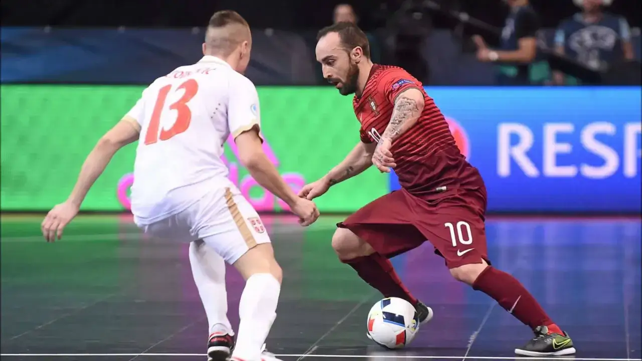 Giocatori di futsal in azione, un duello intenso per il possesso palla. Partite a tema alta intensit&agrave;.