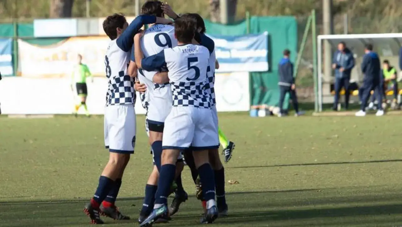 Squadra di calcio festeggia un gol. Chissà quanto dura l'intervallo nel calcio, ma questi ragazzi sono carichi!