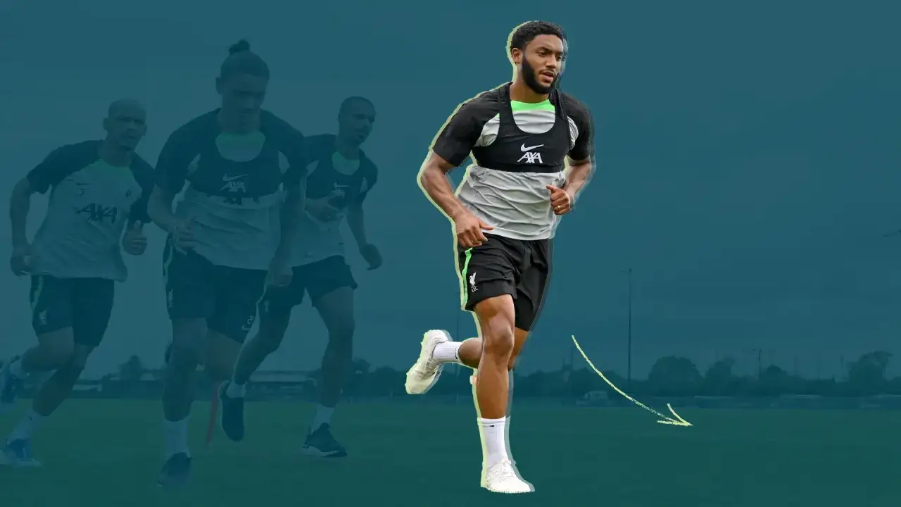 Calciatori in allenamento, concentrati sull'aerobico alto. Un atleta corre in primo piano, seguito da altri sfocati.